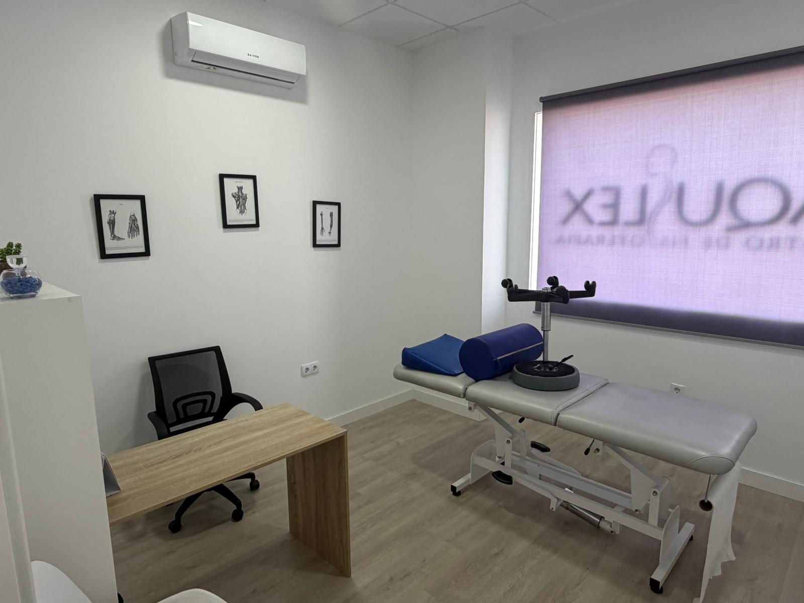 Sala de fisioterapia con camilla eléctrica
